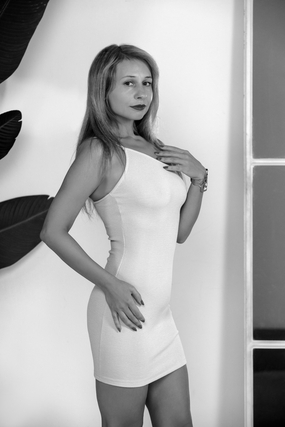 前凸后翘性感黑白风美女人体摄影图片